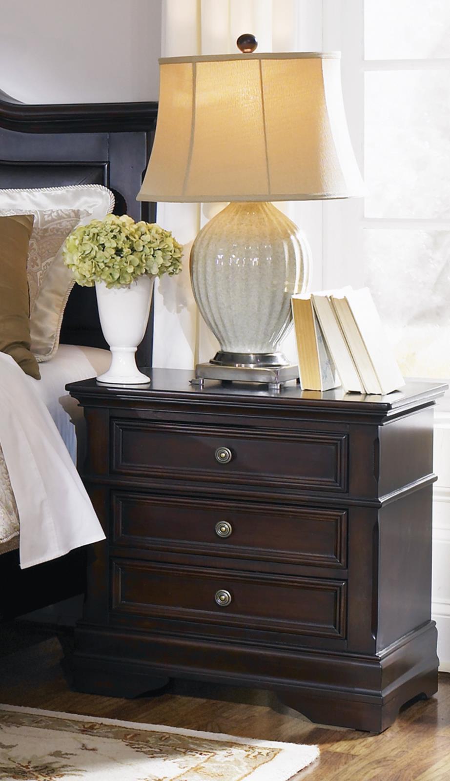 Cambridge Three-Drawer Nightstand Coaster Z2 Premium