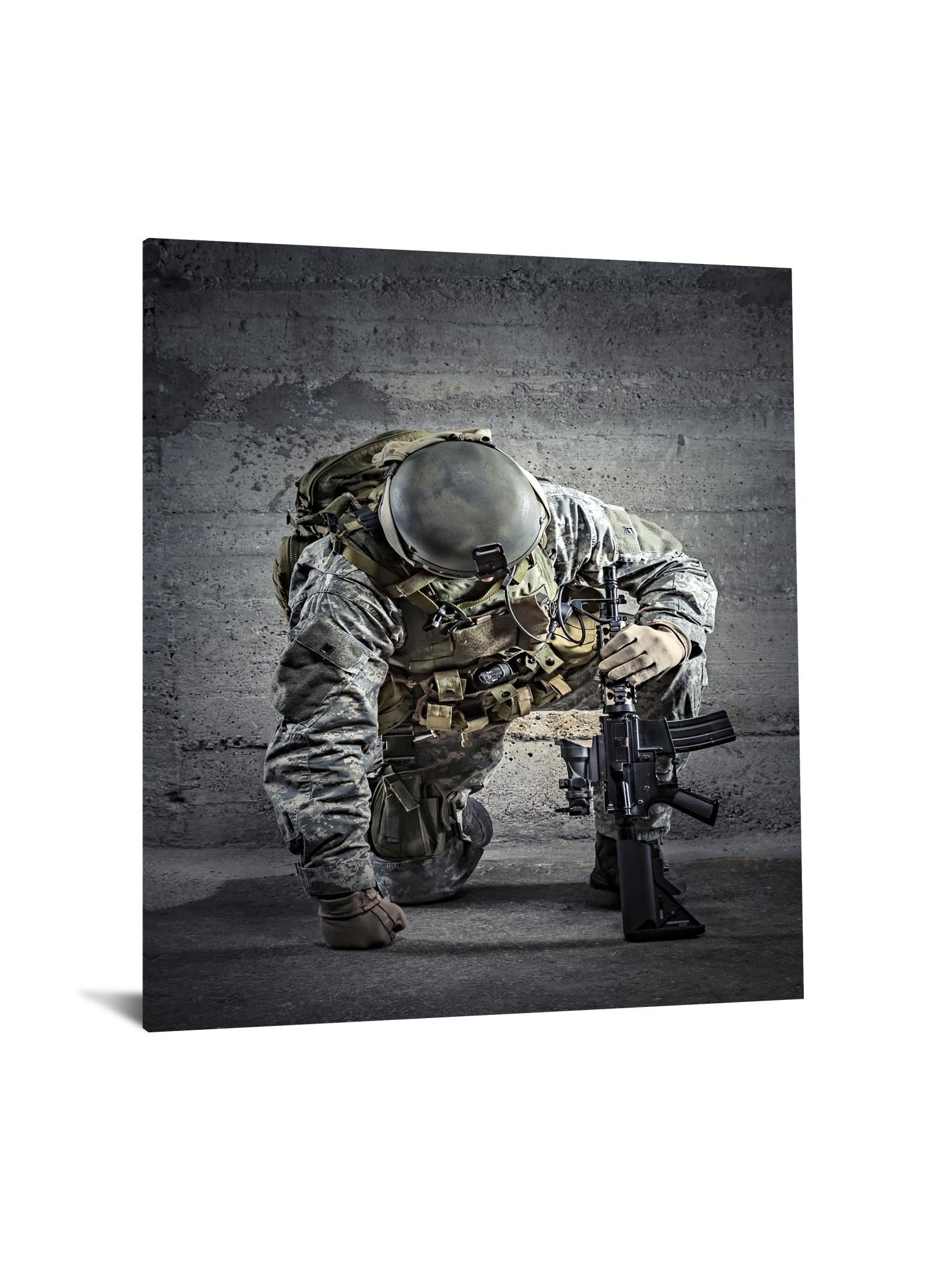 Tempered Glass With Foil - Kneeling Solider - Dark Gray Classy Art