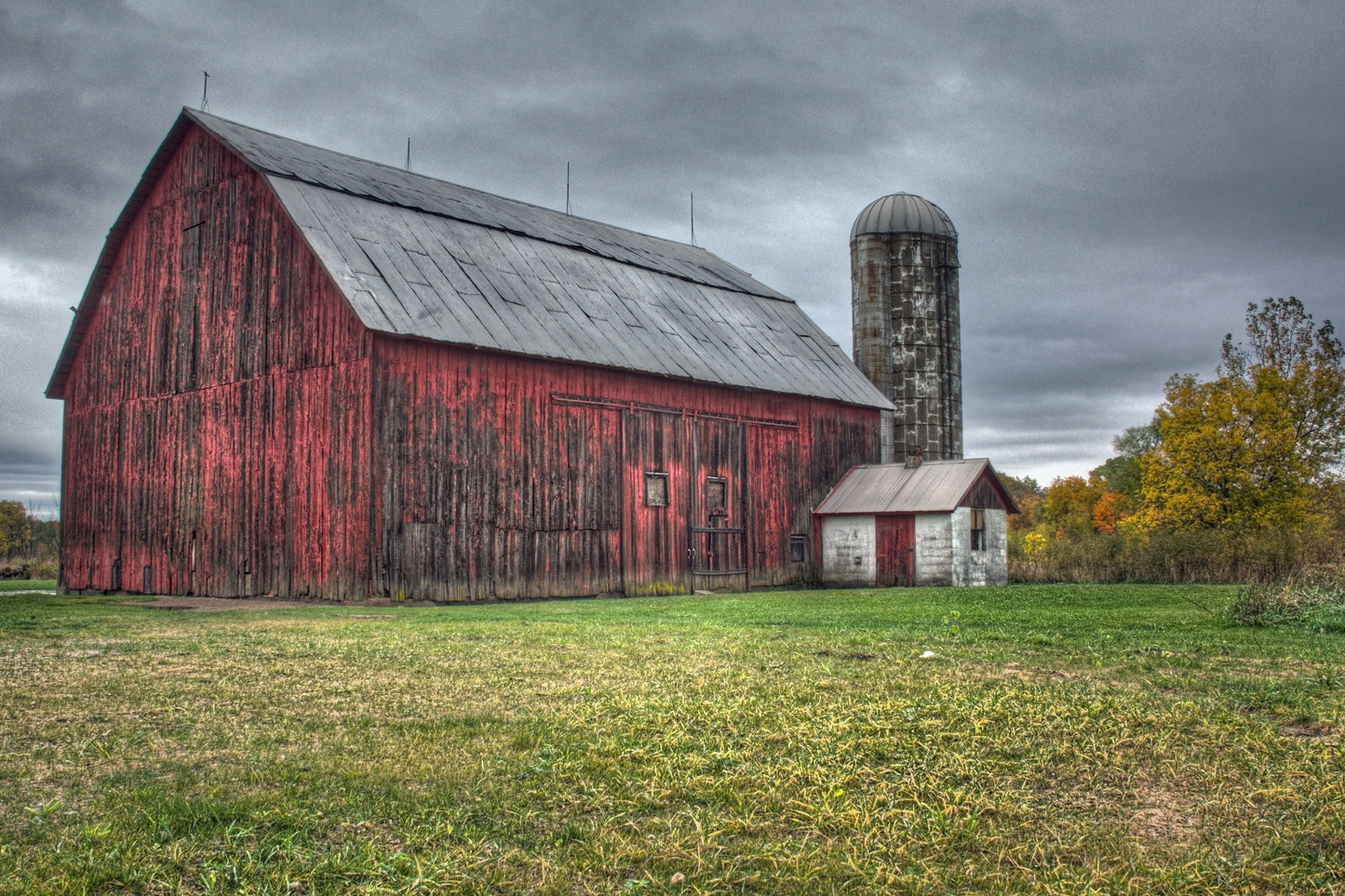 Red Barn - Green Classy Art