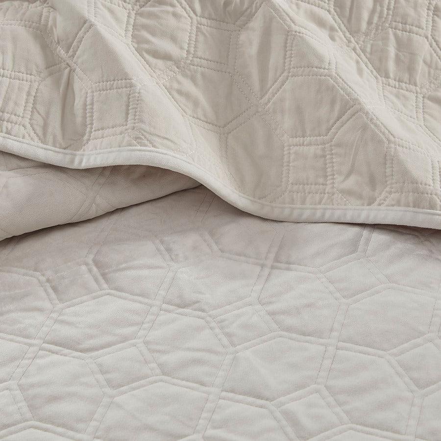 Harper Full/Queen Coverlet & Bedspread Ivory Olliix.com