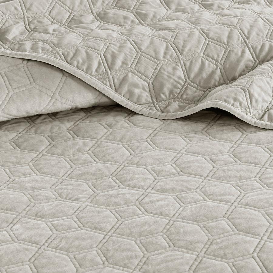 Harper Full/Queen Coverlet & Bedspread Ivory Olliix.com